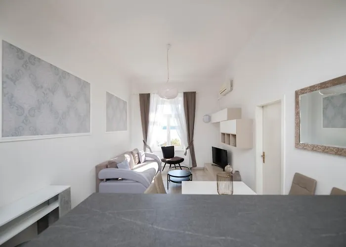 Apartment Val With Sea View Daire *